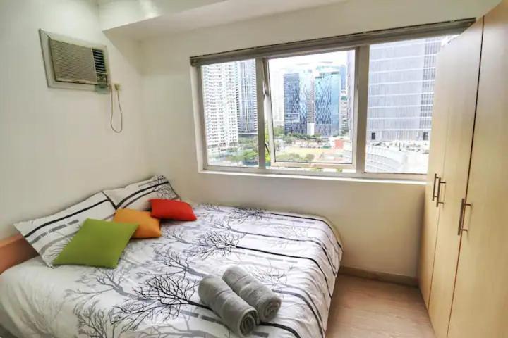 5-mins Sm Aura Cozy 2br Free Parking