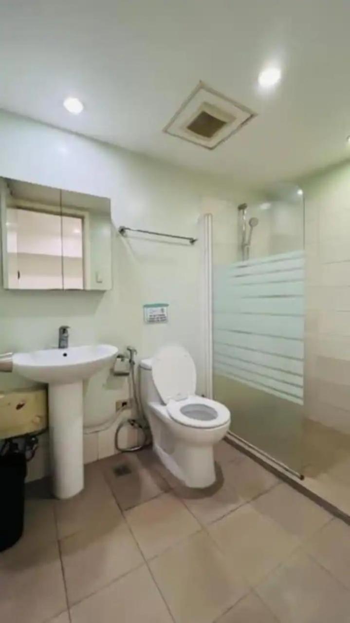 5-mins Sm Aura Cozy 2br Free Parking Apartment